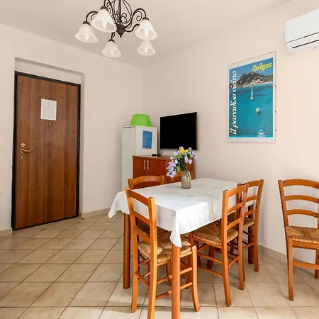 Apartman Pleasant With Pool Near Sea