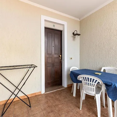 Pleasant With Pool Near Sea Apartman