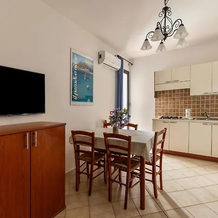 Pleasant With Pool Near Sea Apartman *