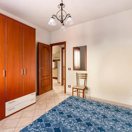 Pleasant With Pool Near Sea Apartman