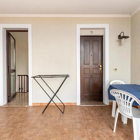 Pleasant With Pool Near Sea Apartman